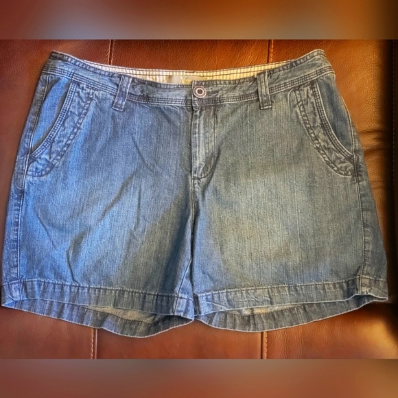 Women's Size 6 Mid Length Natural Reflections BNWOT Denim Shorts. ✨️ - Picture 1 of 9